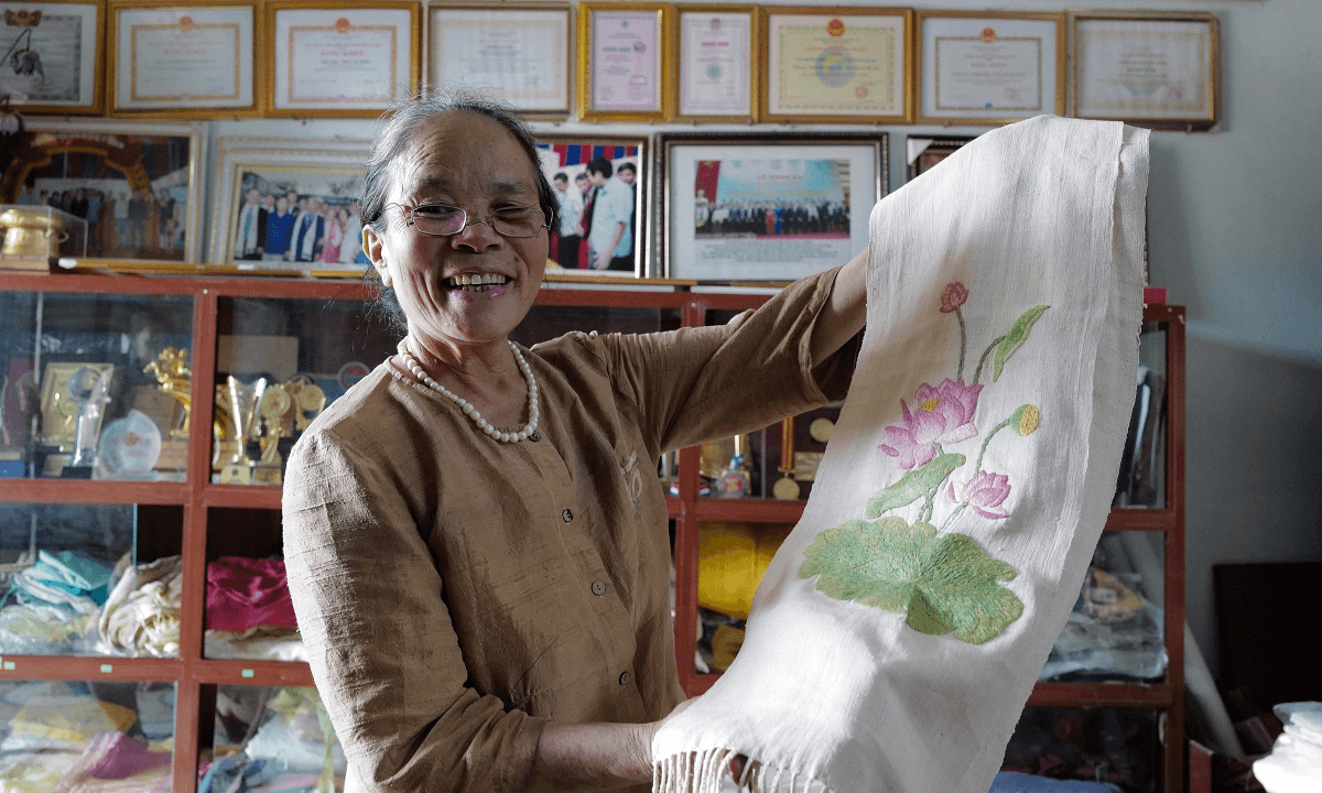 Nghệ nhân dệt lụa Làng Lụa Vạn Phúc